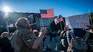 دعمًا لاحتجاجات "لا ملوك" الأمريكية.. آلاف الأشخاص يتظاهرون في أوروبا- صور