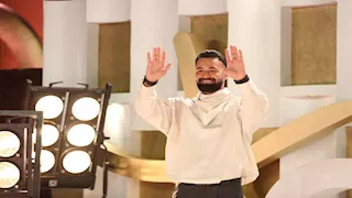 أحمد حاتم بإطلالة جذابة وأنيقة في ثالث أيام الجونة 