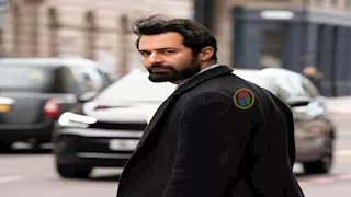 "باندانا" بـ 20 ألف جنيه.. أحمد حاتم بقطعة غير تقليدية في "الجونة السينمائي"