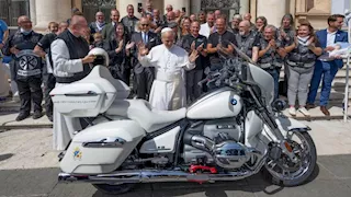 بيع دراجة نارية موقع عليها من بابا الفاتيكان بـ7 ملايين جنيه.. صور وتفاصيل 