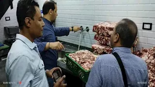 بالصور- ضبط كميات كبيرة من اللحوم الفاسدة داخل مطعم شهير في بورسعيد