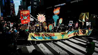 منها دجاجات وضفادع.. أزياء غير مألوفة في أكبر مظاهرات ضد ترامب