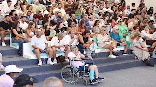 عمر عبدالعزيز يظهر على كرسي متحرك في جلسة مئوية يوسف شاهين بمهرجان الجونة السينمائي