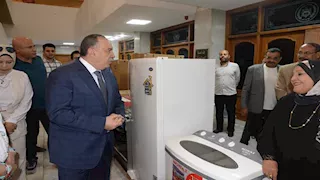 محافظ أسيوط يشهد توزيع أجهزة منزلية على الأسر الأولى بالرعاية