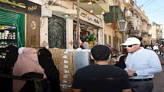 بالصور.. محافظ أسوان يتفقد الأسواق والشوارع والميادين  