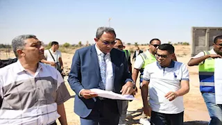 محافظ قنا يتفقد الأعمال الإنشائية بشادر الأربعين