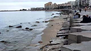 علوم البحار يوضح أسباب انحسار مياه الإسكندرية وظهور شاطئ رملي