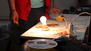 وحدة السكان بالأقصر تؤهل الشباب لسوق العمل عبر دورة كهرباء "السلسيون"