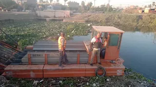 بالصورـ محافظ أسيوط يعلن بدء تشغيل المعدة المائية الألمانية لإزالة ورد النيل
