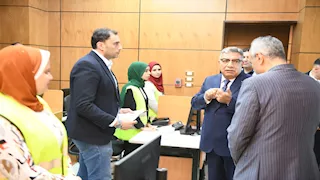 بالصور- محافظ الدقهلية يتابع من داخل مركز الشبكة الوطنية للطوارئ شكاوى المواطنين
