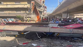 "وقعت من فوق الكوبري".. جثة و7 مصابين في سقوط سيارة بالبحيرة (صور)