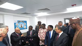 بالصور.. وزير الخارجية والسفراء يزورون مركز مجدي يعقوب بأسوان