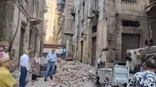 لخطورتها على المارة.. إزالة أجزاء من عقار وسط الإسكندرية (صور)