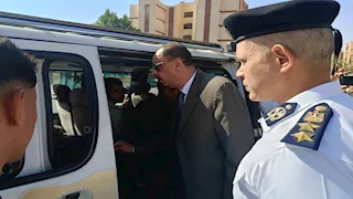 محافظ سوهاج يتفقد مواقف الأجرة للتأكد من الالتزام بالتعريفة الجديدة (صور)