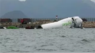 مصرع شخصين إثر انزلاق طائرة شحن إماراتية خارج مدرج مطار هونغ كونغ