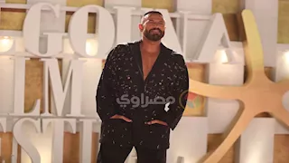 "حلق وبيجاما".. نيقولا معوض يفاجئ جمهور مهرجان الجونة بإطلالة مثيرة للجدل