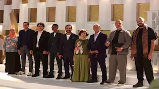 صنّاع فيلم "50 متر" على السجادة الحمراء في مهرجان الجونة السينمائي