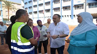 بالصور-محافظ أسيوط يشهد تدريبًا عمليًا لطالبات التعليم الفني على أعمال السباكة الخفيفة