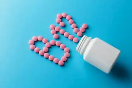 طبيب يوضح دواعي استعمال فيتامين B12 لأطفال طيف التوحد