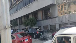 بالصور- سقوط أجزاء من سور نادي السلاح على سيارتين وموتوسيكل بالإسكندرية