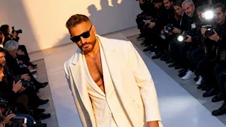 تامر حسني يعلن حصوله على  جائزة الأيقونة العالمية الملهمة 