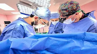 المستشفيات التعليمية تستضيف فريقاً عالمياً لجراحات قلب الأطفال بمعهد القلب