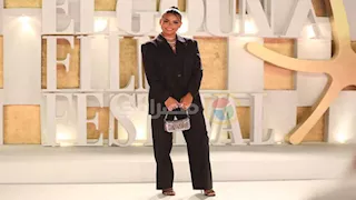 خطفت الأنظار.. أسماء جلال ببدلة أنيقة في سادس أيام الجونة 