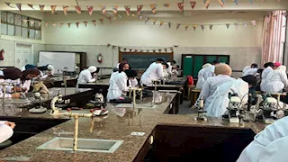 تدريب طلاب القاهرة الأهلية عمليًا بمعامل قصر العيني وكلية العلوم