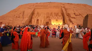  بالصور -فرق فنون شعبية تحتفل بظاهرة تعامد الشمس في معبد أبو سمبل 