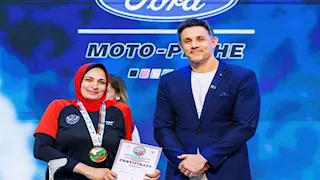 السكة الحديد تُكرم اللاعبة فوزية إبراهيم بطلة العالم في مصارعة الذراعين