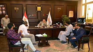 محافظ الأقصر يستقبل أهالي نجع طوناب بإسنا لبحث احتياجات القرية