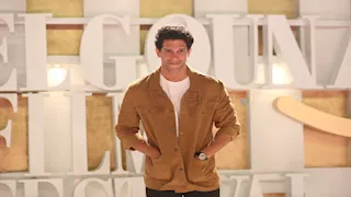 أحمد مجدي ببدلة توكسيدو في افتتاح مهرجان القاهرة السينمائي