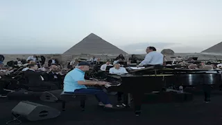 القصة الكاملة لحفل جرامي العالمية تحت سفح الأهرامات 