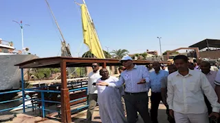 بالصور- محافظ أسوان يتفقد مرسى عبّارة قرية غرب أسوان