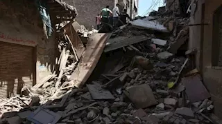 من أسرة واحدة.. مصرع طفلة وإصابة 5 آخرين في انهيار منزل بالمنيا