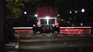 اعتقال رجل صدم بسيارته حاجزًا أمنيًا أمام البيت الأبيض 