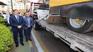   محافظ المنوفية يتسلم سيارتي "مكنسة" جديدتين لدعم منظومة النظافة