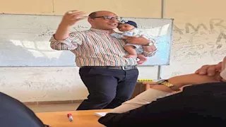 عميد تجارة كفر الشيخ يحمل طفلة طالبة أثناء محاضرة