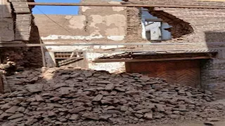 الآثار تحقق في هدم واجهة منزل تاريخي بإسنا (صور)