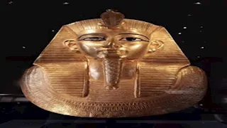قناع الملك بسوسنس الأول بديل توت عنخ آمون يجذب السياح بالمتحف المصري -(فيديو)