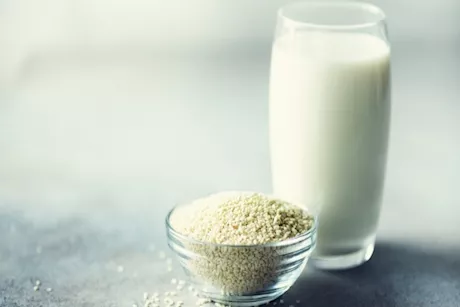 ماذا يحدث لطفلك عند تناول السمسم مع الحليب؟