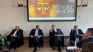 وزير السياحة والآثار المصري ووزير الثقافة الإيطالي يعقدان مؤتمرًا صحفيًا حول معرض كنوز الفراعنة