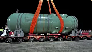 وصول وعاء ضغط المفاعل الخاص بالوحدة النووية الأولى من روسيا إلى ميناء الضبعة