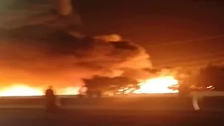  حريق هائل داخل مخزن أخشاب في الشرقية والحماية المدنية تٌحاول السيطرة عليه- صور