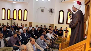 محافظ الإسماعيلية يصلي الجمعة مع لاعبي الدراويش ويعد بدعم شامل للنادي (صور)