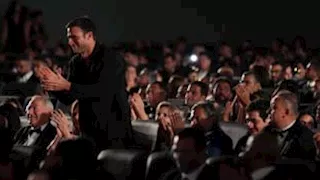 نجيب ساويرس يرحب بالنجم العالمي سكوت إيستوود في حفل ختام مهرجان الجونة السينمائي