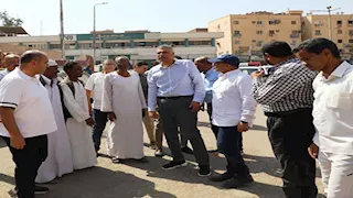 بالصور- جولة مفاجئة لمحافظ أسوان لمراقبة أعطال مياه الشرب والصرف الصحي