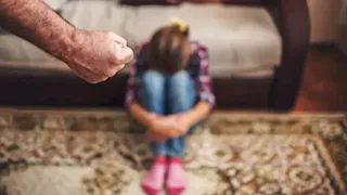 "سلك وماسورة وماء مغلي".. وصلة تعذيب لطفلة على يد والدها بكفر الشيخ 