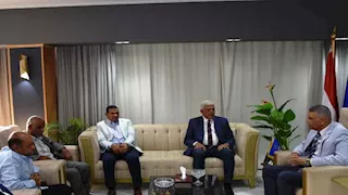 محافظ أسوان يبحث مع نقيب الزراعيين سبل دعم صغار المزارعين (صور)