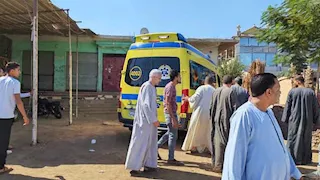 بالصور.. 5 مصابين في حادث انقلاب ميني باص بطريق أسيوط - ديروط الزراعي